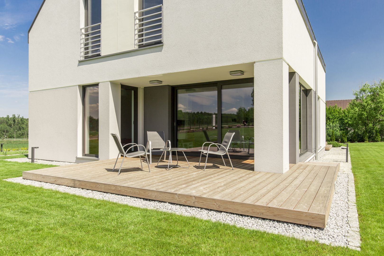Ein neubauhaus mit einer Holzterrasse